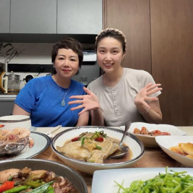 国乒最美儿媳！钱天一退役结婚后日子很滋润 与婆婆做海鲜大餐享用